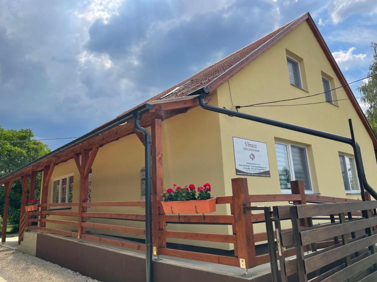 Venusz Ueduelocentrum Tiszacsege 外观 照片
